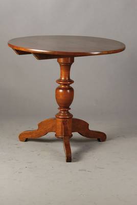 Tischchen, südwestdeutsch um 1860/70, Nussbaum massiv, Platte abklappbar, Balustersäule auf Dreifuß, H. ca. 72 cm, D. ca. 77 cm