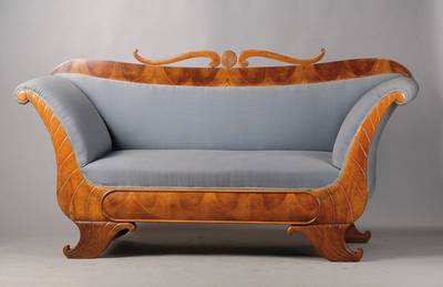 Biedermeiersofa, wohl Mainz um 1830, Volutenbekrönung, Rückenlehne l. geschweift, ausladende Armlehnen, typisches Füllhornmotiv,gerieft, Bezug u. ...