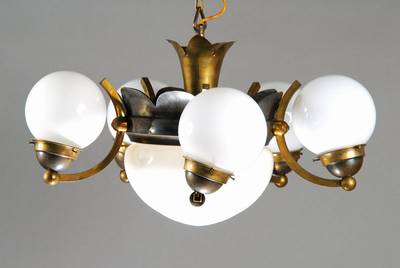 Deckenlampe, deutsch, um 1935, Messingmontur mit 6 Brennstellen, diese mit weiß-opaken Kugelschirmen aus Glas, Elektrifizierung nicht geprüft, H. ...