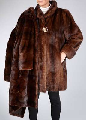 Konvolut aus Nerz, best. aus: 1x Saga Mink Nerzlongjacke, Gr. ca. 42/44, mittel- braune Felle längs verarbeitet, Kragen mit Zierknopf, Ärmel mit ...