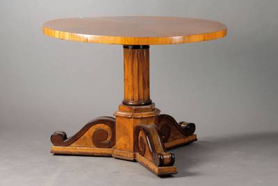 Tisch, Biedermeier, um 1830, Nußbaumfurnier, sternförmig gespiegelte Platte, Säulenfuß, rest., l. Altersspuren, H. ca. 76 cm, D. ca. 102 cm