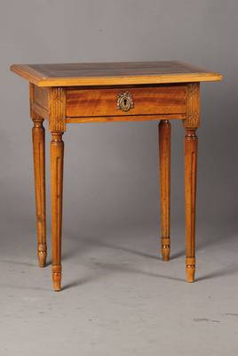 kleiner Tisch, klassizistisch, um 1780, Platte mit Marketerie später, eine Schublade, Schlüsselschild erneuert, restauriert, ca. 73x64x51 cm