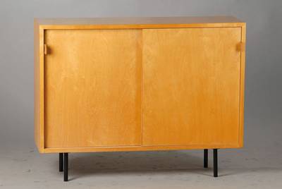 Schränkchen, Knoll Int., Mid-Century-Design, 2 Schiebetüren mit Ledergriffe, innen mit Etikett, Gebr.-Sp., ca. 77,5x101,5x30cm