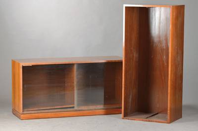 Vitrine u. Regal, Mid-Century-Design, Nussbaumfurnier, Vitrine mit 2 Glasschiebetüren, 2 Einlegebretter, ca. 62x125x41 cm, Regal ca. 77x55x41 cm, ...
