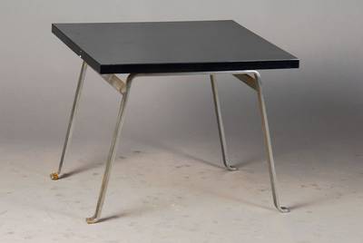 Tischchen, in dänischem Design mit Stehlampe, Jahrhundertmitte, Platte schwarz gelackt, Eisengestell, Gebr.-Sp., ca. 49x60x60 cm