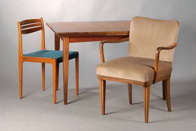 Ensemble aus Teakholz-Möbel, Mid-Century- Design, bestehend aus einem Ausziehtisch, 2 Stühlen und einem Armlehnstuhl, Gebr.-Sp., Tisch ca. ...