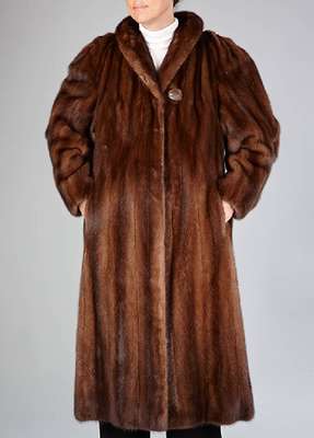 SAGA MINK-Nerzmantel, Gr. ca. 44, braune Felle, längs verarbeitet, braun gemustertes Innenfutter, Kragen mit Zierknopf , leicht ausgestellte Form, ...