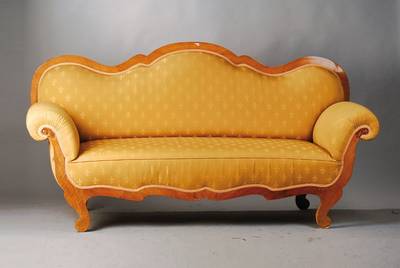 Sofa, wohl Frankreich um 1870/80, 3-fach geschweift, Armlehnen volutiert, üppig gepolstert, beige-farbener Bezug mit franz. Lilie, geschweifte u. ...