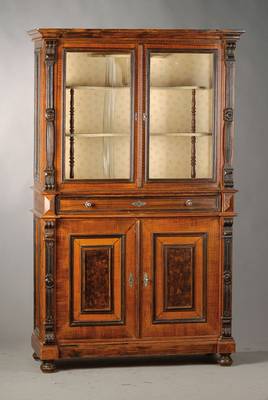 Gründerzeitvitrine, um 1890, Weichholz mit "Bierlack" nussbaumfarben gefaßt, Vitrinenteilmit 2 Einlegeböden und feinen ...