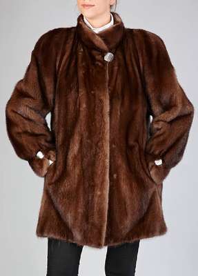 Nerzlongjacke, Gr. ca. 42, braune Felle längs verarbeitet, Kragen und Ärmel mit Zierknöpfen, 2 seitl. Einschubtaschen, braunesInnenfutter mit ...