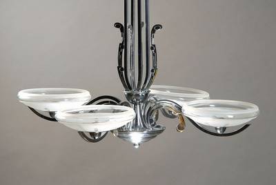 Deckenlampe, Frankreich, 30er/40er Jahre, Metall verchromt, vier Arme mit großen z.T. mattierten Glasschirmen, Elektr. erneuertjedoch nicht ...