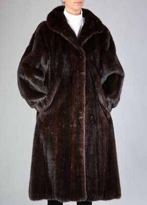 Schwarzer Nerzmantel, Gr. ca. 42, Label: Blackgama, 2 Einschubtaschen, schwarzesInnenfutter, Rückenl. ca. 116 cm, mit Zertifikat vom Pelzhaus ...