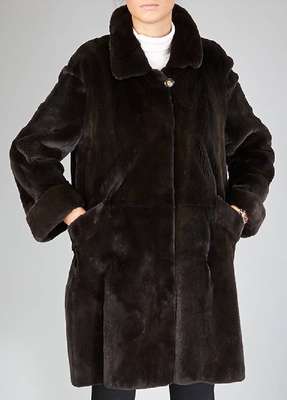 Schwarzer Samtnerzkurzmantel, Gr. ca. 38, Label: Saga Mink, schwarzes Innenfutter, 2 Taschen, Ärmel mit Umschlag, Rückenl. ca. 93 cm, neuwertiger ...