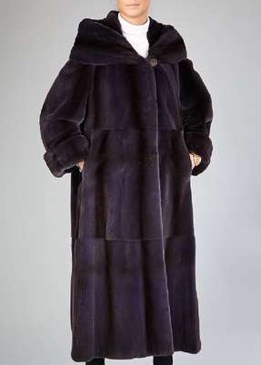 Langer Samtnerzmantel, tragbar für Gr. 42 - 46, Felle violett eingefärbt, quer verarbeitet, große Kapuze, Ärmel mit Krempe, 2 seitl. ...