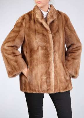 Nerzlongjacke, Gr. ca. 34, braune Felle, längs verarbeitet, 2 seitl. Einschubtaschen, hellbraunes Innenfutter, Rückenl. ca. 70 cm