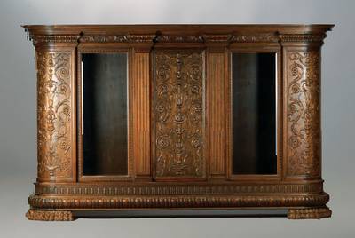 Große Büchervitrine, deutsch um 1920/30, 4-fach getreppter Kopf, fein gerieft, Pilastergliederung, Eckentüren abgerundet mit beschnitzten ...