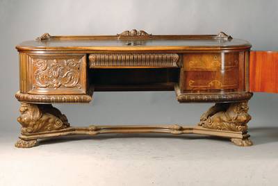 Schreibtisch mit Stuhl ,deutsch um 1900-30, Schreibtisch, Nussbaum massiv, z.T. Hirnholz, abgerundete Kanten, 2-türig u. 1-schübig, Türen je mit ...