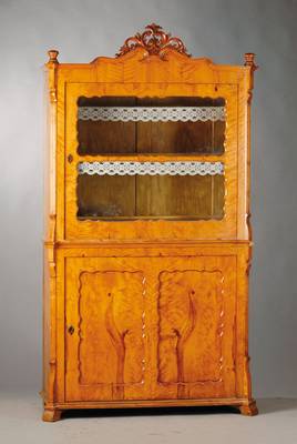 Aufsatzvitrine, um 1870, Louis-Phillip, Kirschbaumfurnier auf Weichholzkorpus, stilübliche Rocaillenbekrönung, 3-fach getreppte Giebelprofilierung, ...