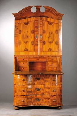 Barocker Aufsatzsekretär, Typ: á-trois-corps, um 1750-70, Süddeutschland, Nussbaumfurnier, Unterteil um 1750, 3-schübig, doppelt geschweift mit ...
