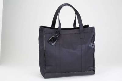 GUCCI Shopper, schwarzes Nylon in Seiden- optik, schwarzer Lack, 2 Tragehenkel, Lack- schild mit Gucci Prägung, innen schwarzes Kunstleder, ca. 40 ...