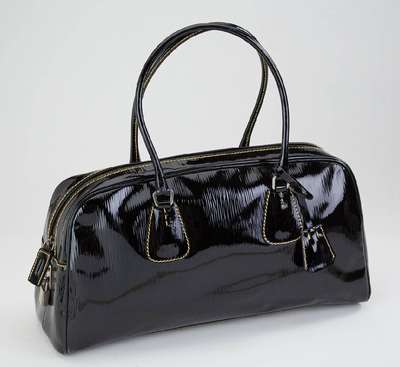 PRADA Handtasche, schwarzes Kalbslackleder in Faltenoptik, Naht in Gelb, 2 Tragehenkel, innen schwarzer Stoff mit Prada-Stickerei, seitl. Schloss, ...