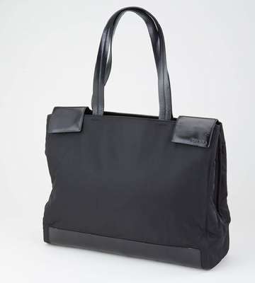 PRADA Shopper, schwarzes Nylon und schwarze Lederapplikationen, 2 Tragehenkel, Prada Prägung, innen schwarzer Stoff mit Prada Stickerei, ca. 38 x ...