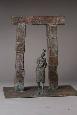 Franz Werner Müller-Steinfurth, zeitgen. Bildhauer in Speyer, Studium an der AkademieMünchen, hier: Mädchen vor einem Tor, signiert, ca. 36x35x23cm