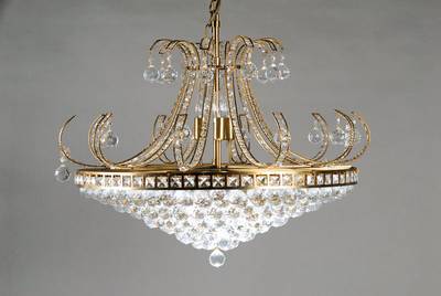 Prunkvoller Kronleuchter, deutsch, 20. Jh., Messingmonturen mit reichen facettiertem Glasbehang von Kugeln und Prismen, 15 Brennstellen, H. ca. 80cm, ...