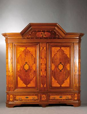 Norddeutscher Schappschrank, Hanse-Raum um 1760, Korpus aus hochwertigem Eiche Hirnholz, Esche-, Mahagoni-, Wurzelnuss-, Mooreiche- und ...
