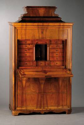 Rahmensekretär, wohl Berlin um 1815, Weichholzkorpus, Nussbaumfurnier 3-fach gespiegelt verlegt, 4-schübig mit abklappbarerSchreibfläche, ...