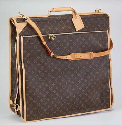 LOUIS VUITTON-Kleidersack, Monogramm Canvas, innen Vorrichtung zum Aufhängen von Kleidung, Bügel anbei, sep. Schuhfach, zusammenklappbar zur ...