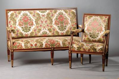 Sitz-Garnitur, Louis-Seize-Stil um 1900, bestehend aus einem Sofa u. 2 Armlehnsessel, Mahagoni massiv, partiell goldfarben gefaßt, neu bepolstert, ...