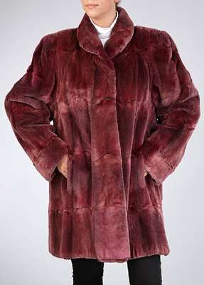 Bisamlongjacke, Gr. ca. 38, brombeerfarb. geschorene Bisamwamme (gefärbt), lilafarb. Innenfutter, 2 seitl. Einschubtaschen, Ärmel mit umklappbaren ...
