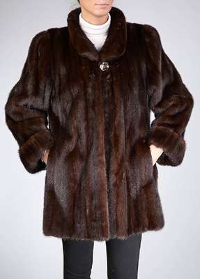 Nerzlongjacke, Gr. ca. 38, braune Felle längs verarbeitet, Stehkragen mit Zierknopf, Ärmel mit Manschetten, 2 seitl. Einschubtaschen, schwarzes ...