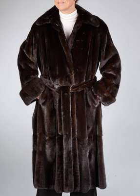 Gianfranco Ferre Nerzmantel, Gr. ca. 42/44, mit Gürtel, schwarzes Innenfutter mit Label, Innentasche, weite Form, Felle längs verarbeitet, Ärmel ...