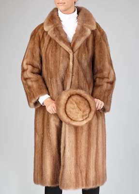 Nerzmantel, Gr. ca. 38, beige, Label: R. Pospischer, Ried, 2 Einschubtaschen, gerade Ärmel, Rückenl. ca. 103 cm, mit passender Mütze