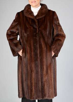 Nerzmantel, Gr. ca. 38/40, dunkelbraun, Label: Pelzhaus Lösche, Karlsruhe, 2 Einschub-taschen, gerade Ärmel, Rückenl. ca. 108 cm