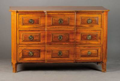 Kommode, Pfalz um 1790-1810, Nussbaum massiv, vorgesetztes Mittelstück, verkröpfte, abgeplattete Ecken mit kannelierten Pilaster, 3-schübig je ...