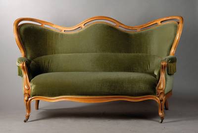 Sofa, Pfalz wohl Landau um 1855, Nussbaumfurnier, allseitig geschwungen, neu bezogen, gepolstert u. gebordet, Vorderbeine auf Rollen, ca. 104x185x90 ...