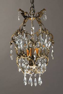 Laternenlampe, Frankreich, 1. Hälfte 20. Jh., drei Brennstellen, Metallguß mit Rocaillendekor, Glasgehänge, H. ca. 56 cm, B. ca. 25 cm, plus Kette ...