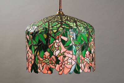 Deckenlampe im Tiffany-Stil, ca. 30 Jahre alt, Bleiverglasung mit buntem Mosaikglas, reine Handarbeit, florale Motive, drei Brennstellen, elektr. Fu. ...