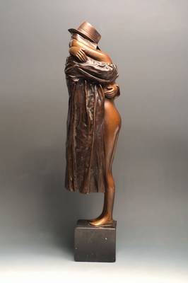 Bruno Bruni, geb. 1935 Gradara, Bronzeskulptur, Zärtlichkeit, signiert und nummeriert 193/350, auf Marmorsockel, H. ca. 58 cm, Bronze und Sockel lt. ...