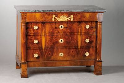 Empirekommode, Frankreich um 1800/10, Komplett auf Rahmen gearbeitet, Nussbaum massiv bzw. Front doppelt gespiegeltes Wurzelnussbaumfurnier, vertikal ...
