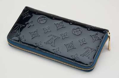 LOUIS VUITTON Geldbörse Zippy, petrolblaues Vernis Leder, Gebr.-Spuren, ehem. NP EUR 660.-ca. 19 x 10 cm