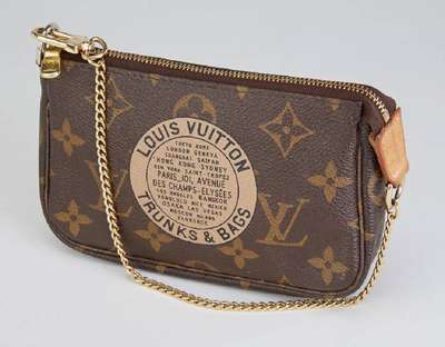 Mini-Pochette LOUIS VUITTON, Monogram Canvas, mit Aufdruck Louis Vuitton Trunks & Bags, Zipper, Metall-Tragekette, ca. 15 x 10 cm