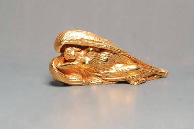 Ernst Fuchs, geb. 1930 Wien, Bronze, Schutzengel, vergoldet, im Guss signiert und nummeriert 88, L. ca. 10 cm