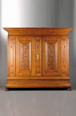 Nasenschrank, Westfalen um 1770/80, Eiche massiv, Kopf vielfach unterschiedlichst profiliert, Türen und Seiten je mit fein ausgearbeiteter Kassette, ...