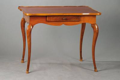 Damenschreibtisch, um 1780, Nussbaum, Plattevielfach geschweift, sek. mit Leder beschlagen(diese mit Gebr.-Sp.), 1-schübig, geschweifte Beine u. ...