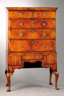 Sog. Tallboy / Chest-on-Stand, England um 1860, z.T. aus alten Teilen um 1820, im Queen-Anne-Stil, Nussbaumfurnier, 8-schübig, Unterteil ...