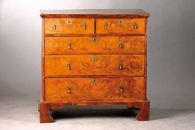 Sog. Bachelor's Kommode, England um 1820, imQueen-Anne-Stil, Nussbaum- bzw. Wurzelnussfurnier gespiegelt verlegt, Plattenfurnier doppelt ...